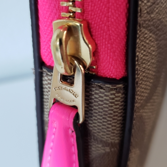 ❗SOLD❗❤Coach | Laptop Sleeve In Colorblock Signature - Picture 15 of 16